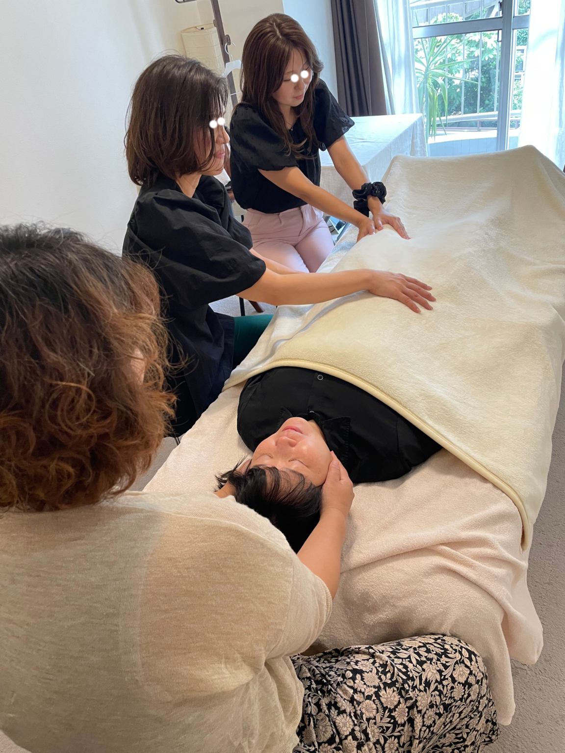 レイキヒーリングとは、手を当てることで心と身体の緊張をゆるめ、 本来人が持っている自然治癒力を引き出す、日本発祥の手当て療法です。